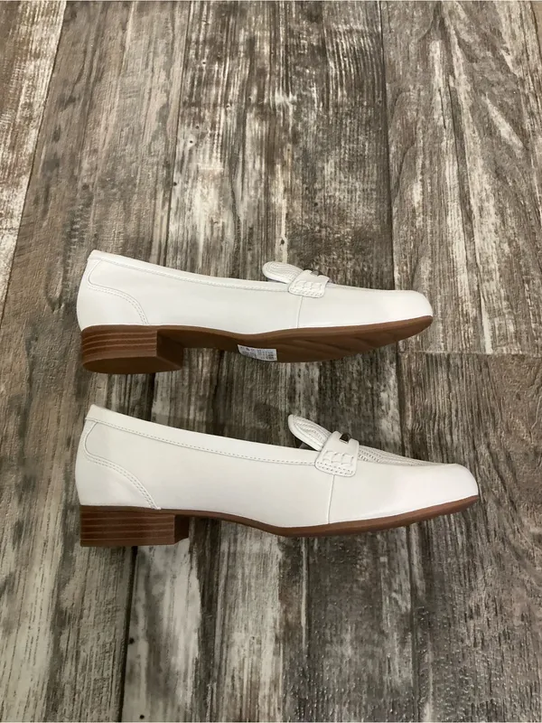Clarks Off White Leather Loafer with Silver Trim Size 8 - Image 11