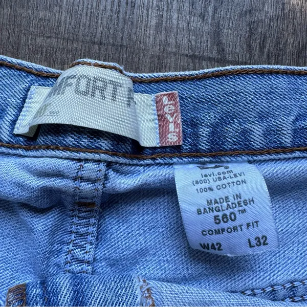 Y2K Levi’s Comfort Fit Distressed Cutoff Shorts - Image 4