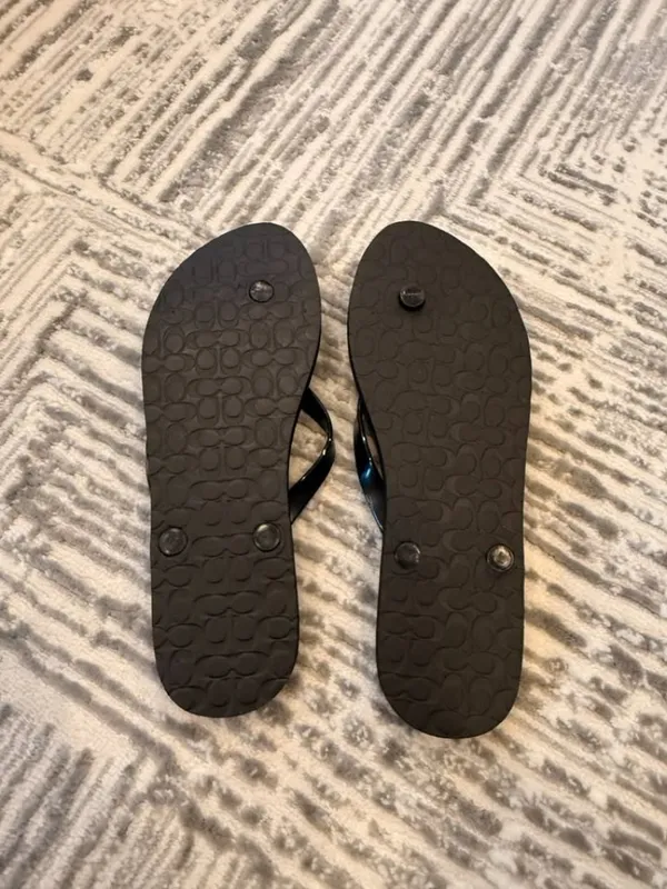 NEW Coach women's size 10 (40) black Abbigal turn-lock flip flops - Image 9