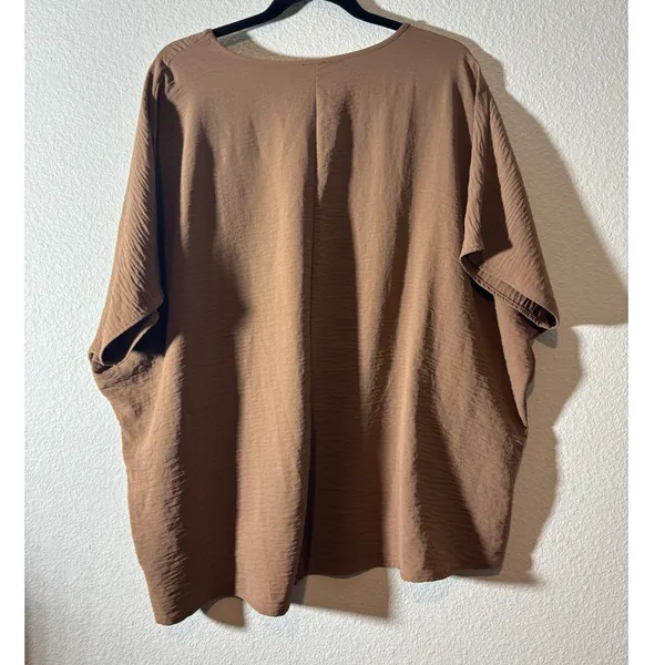 Zenana Women Size L Brown Airflow Crinkle V-Neck Short Sleeve Dolman Sleeves Top - Image 2