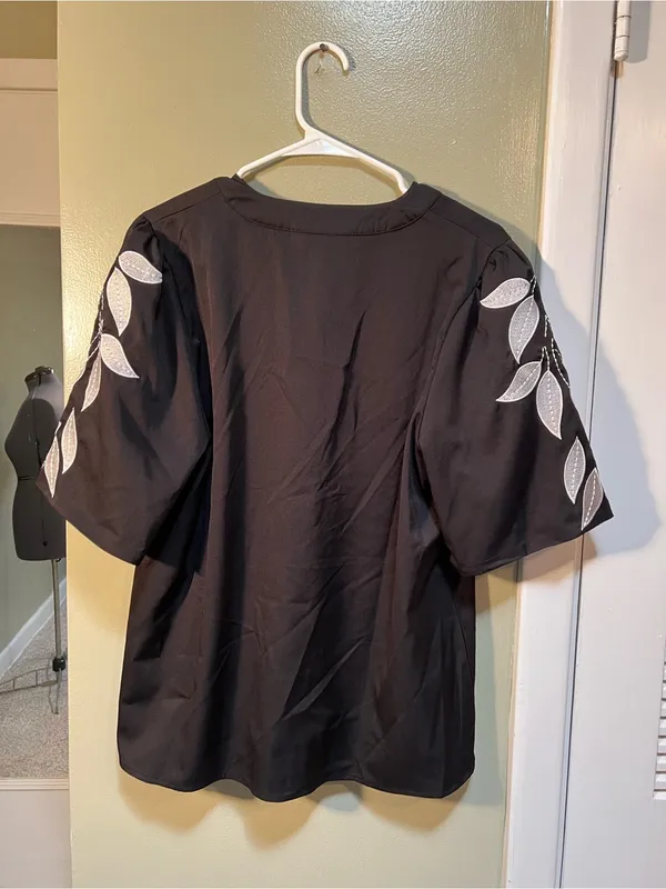 Women’s Size Medium Floral Embroidery Rocking V-Neck Puff Sleeve Blouse Black - Image 6