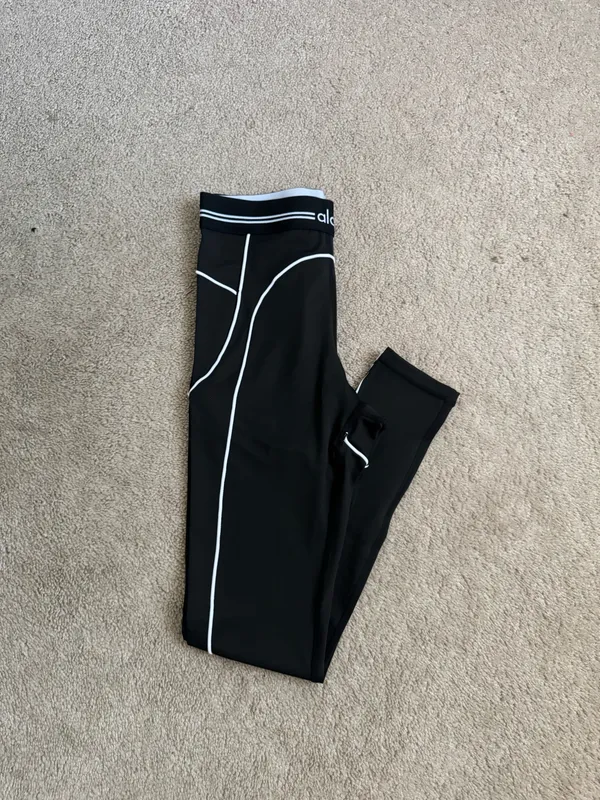 *Black* Alo Yoga Bra & Leggings - Image 3