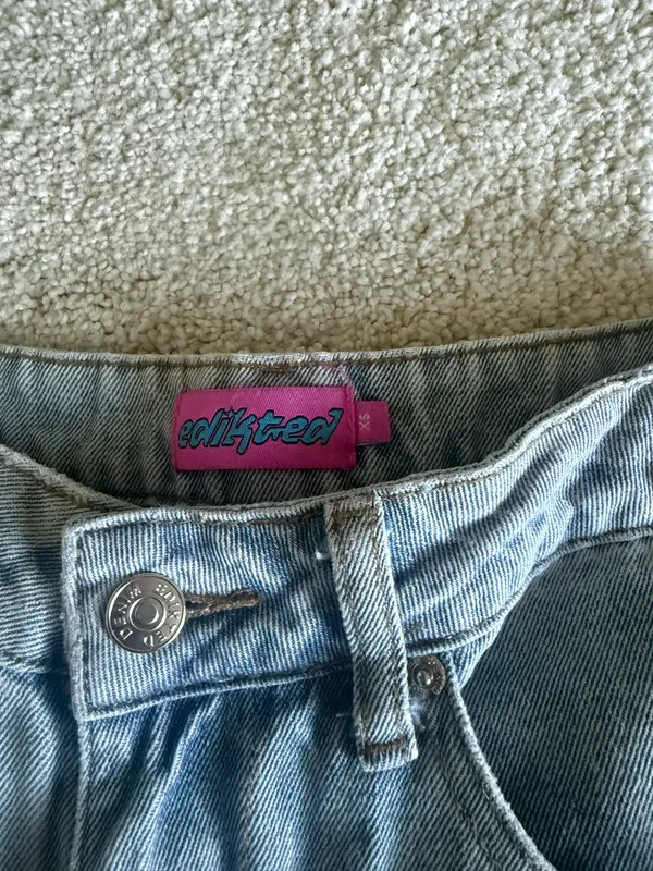 Edikted Raelynn Washed Low-Rise Jeans - Image 4