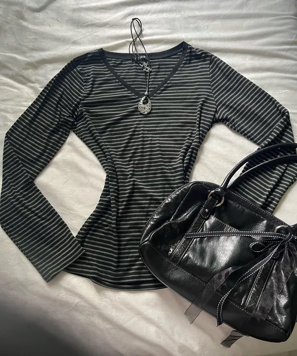 Y2K Vintage Hype Fitted V Neck Striped Long Sleeve Black - Image 4