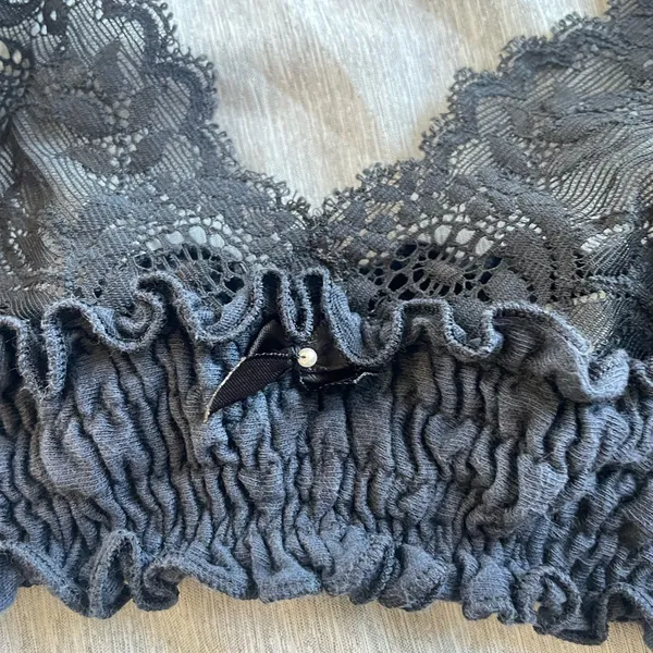 Victoria's Secret Black Lace Unlined Wire-Free Bralette Medium Vintage Y2K FLAW - Image 3