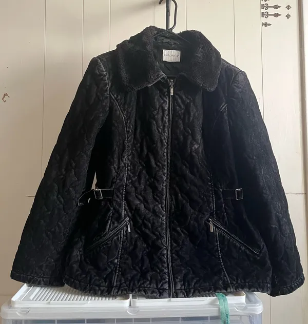 Vintage Black White Stag zip-up jacket featuring a plush faux-fur collar - Size M - Image 2