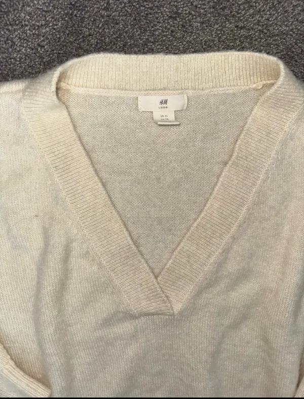 Creme V-Neck Sweater H&M - Image 2