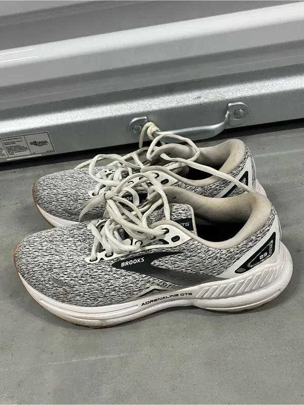 Brooks Adrenaline GTS 23 Women’s Running Shoes Size 8.5 Oreo white and black - Image 3
