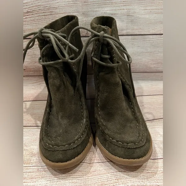 Lucky Brand Women's Ysabel Wedge Boots Size 8.5 olive green Suede Laced Boho - Image 4