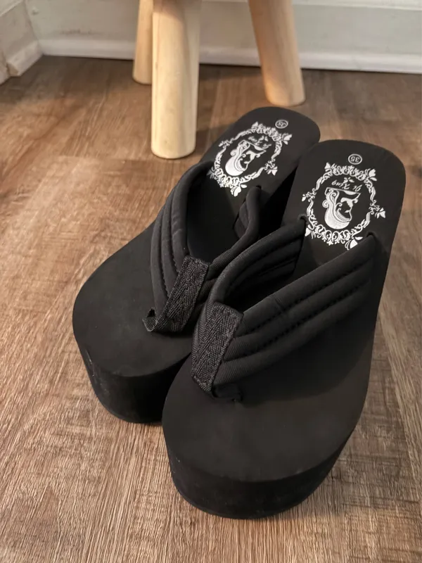 Black platform flip flops Size 5.5 - Image 2
