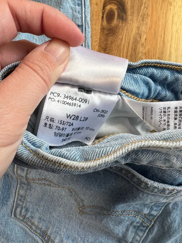 Levi’s Wedgie Straight Jeans 28x28 Light Wash Distressed High Rise - Image 9