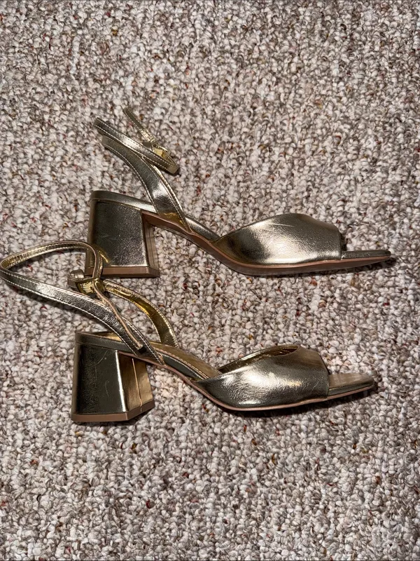 Schuh gold block heel Size 6 - Image 4