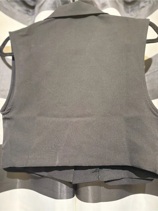 Cropped Black Tailored Vest with Decorative Gold Button - Image 2