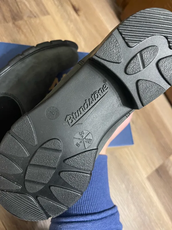 Gray Leather Blundstone Boots  - Image 4