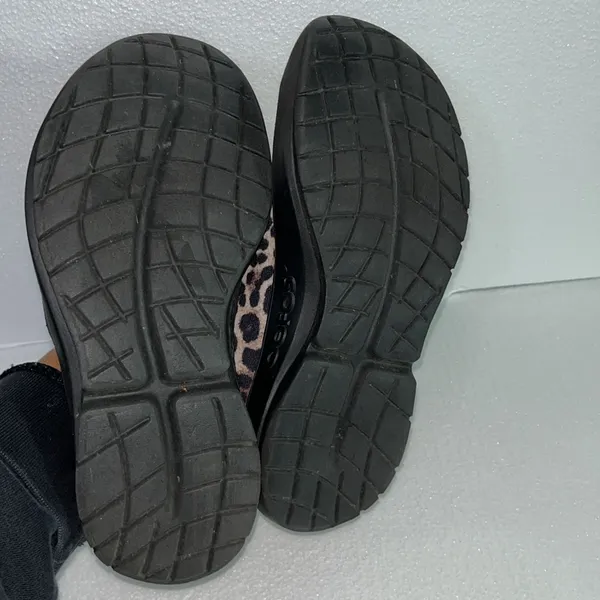 Oofos leopard print slip on recovery shoes size 7 1/2 - Image 6
