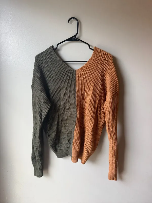 Two Tone Colorblock Twist Front Knit Sweater Medium - Image 4