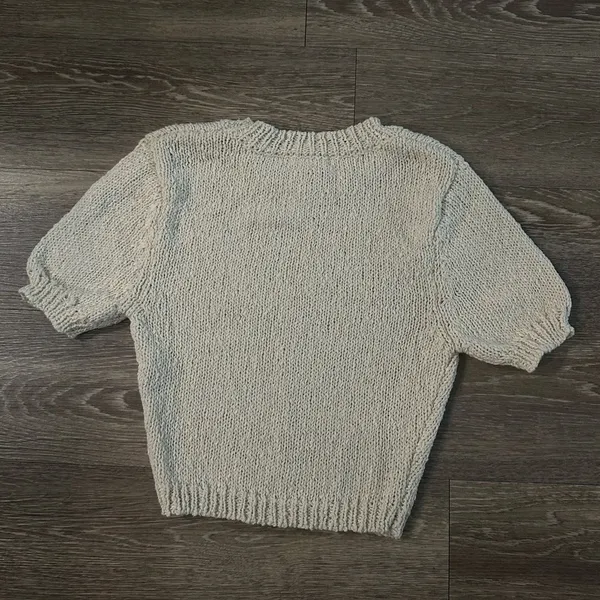 Knitted cream tee shirt in size small - Image 2