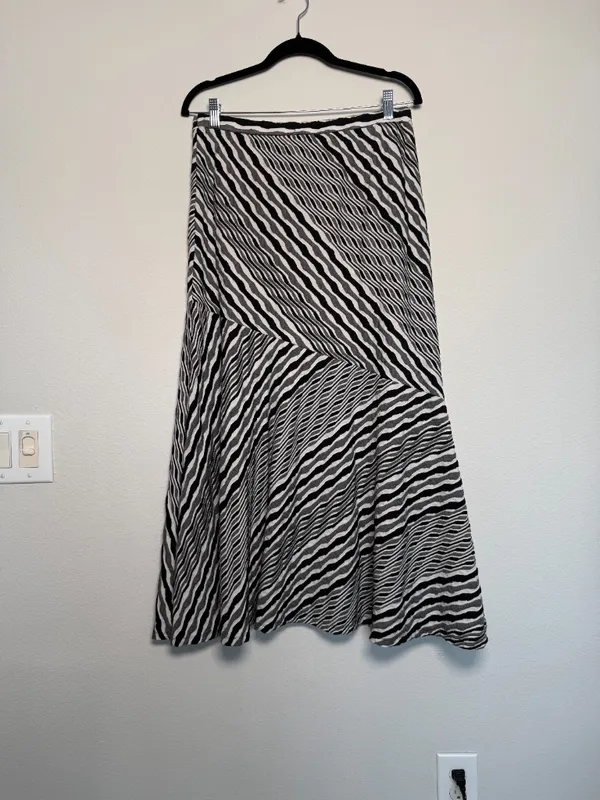 Black and White Abstract Patterned Long Maxi Skirt - Image 5