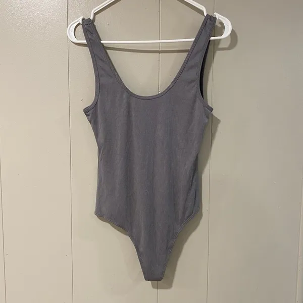 Dress Forum Gray Ribbed Bodysuit Size M Scoop Neck Minimalist Basic - Image 2