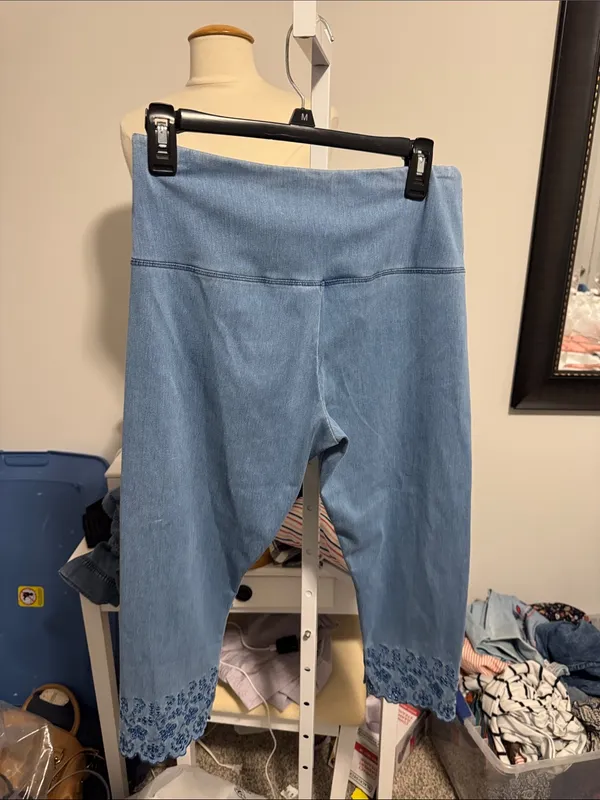 Women’s Light Blue Embroidered Hem Capri leggings - Image 4