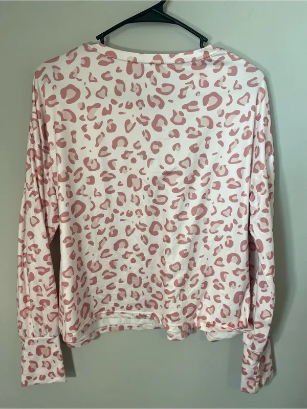 Relaxed V‑Neck Long Sleeve Leopard Print Top in Pink and White - Image 2