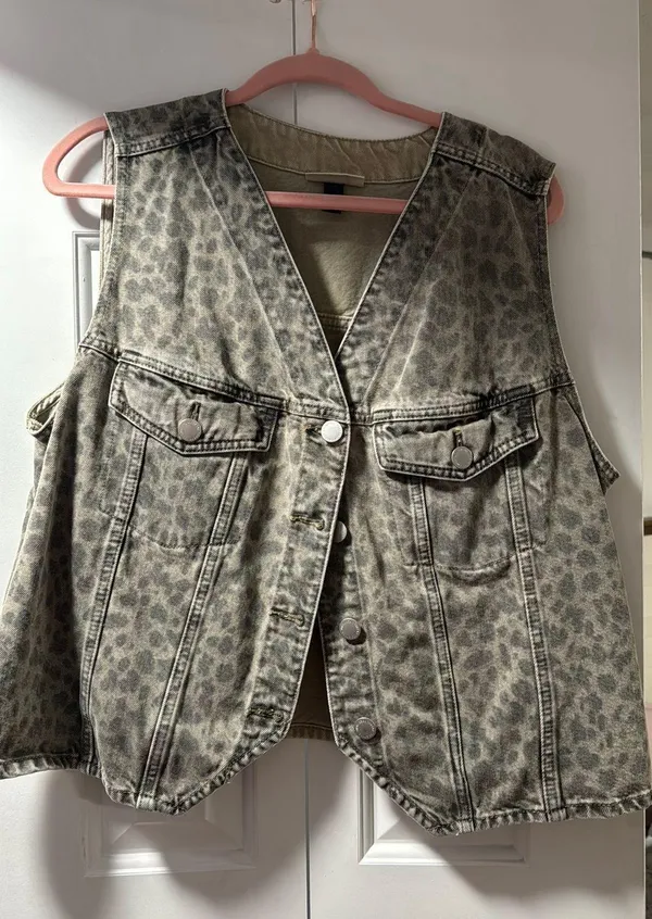 Universal Threads Leopard Print Denim Vest - Image 2
