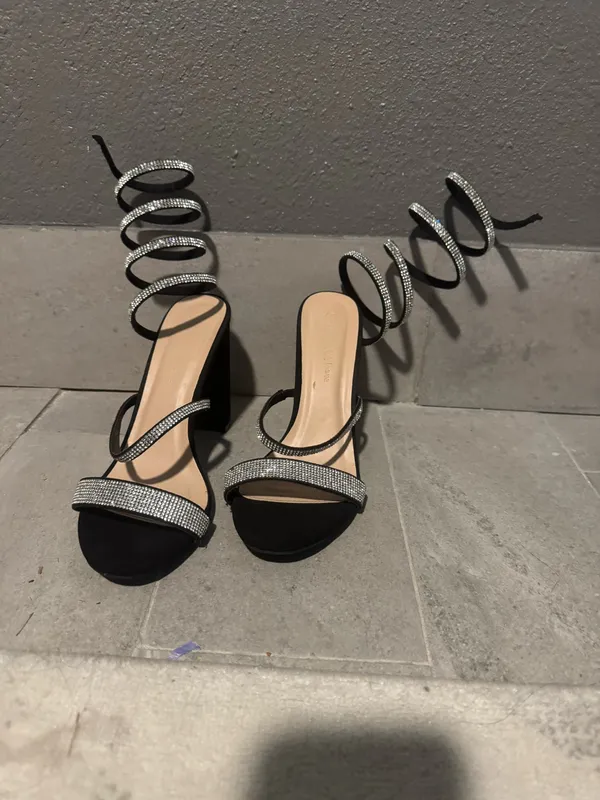 Black heels Size 9 - Image 5