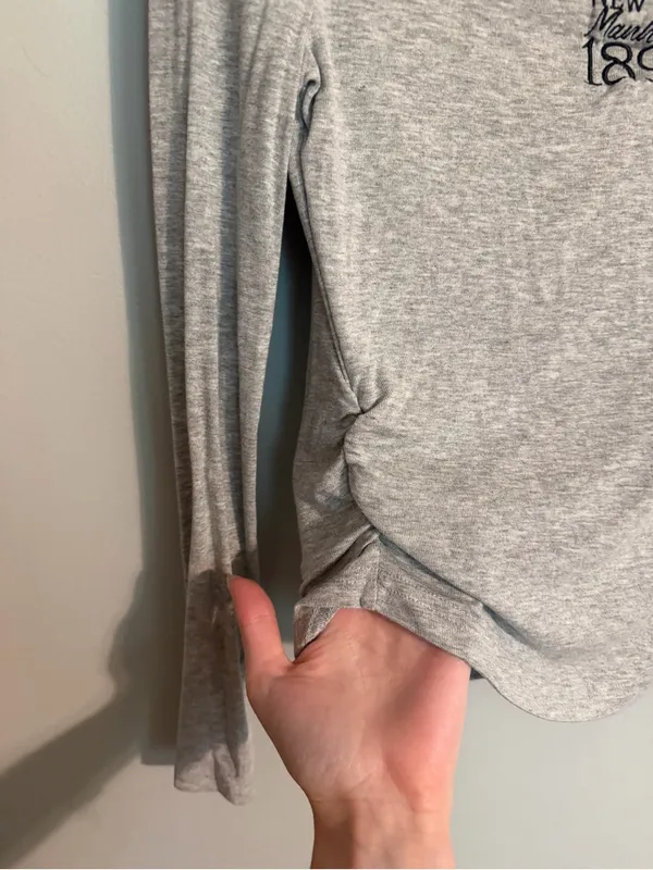 SHEIN Gray Long Sleeve Ruched Tee with 'New York 1898' Chest Graphic - Image 3