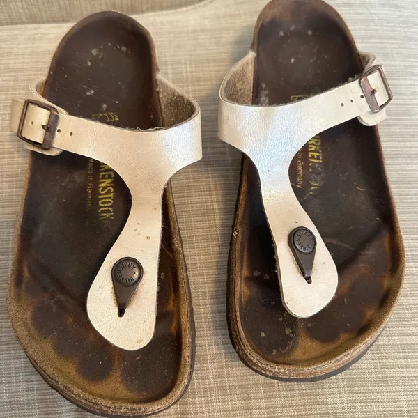 Birkenstock Gizeh in Light Gold Size 38 (US Size 7-7.5) - Image 3