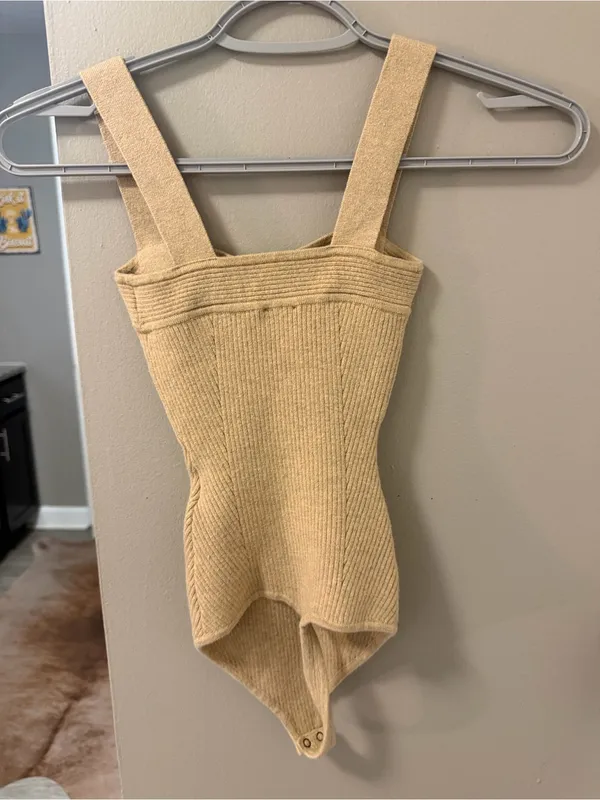 Abercrombie & Fitch ribbed sweetheart neckline sweater bodysuit in cream tan XXS - Image 4
