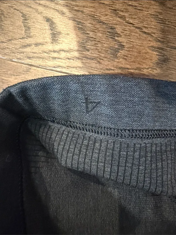 Lululemon Women’s Dark Gray Bra Size 4 - C33-067 - Image 3