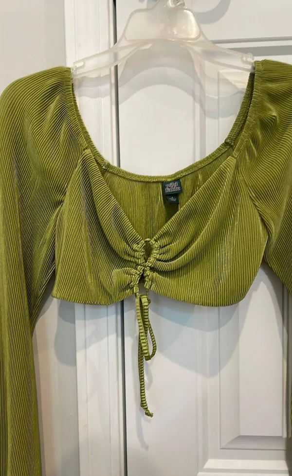 Target Green cropped long sleeve going out top - Image 3