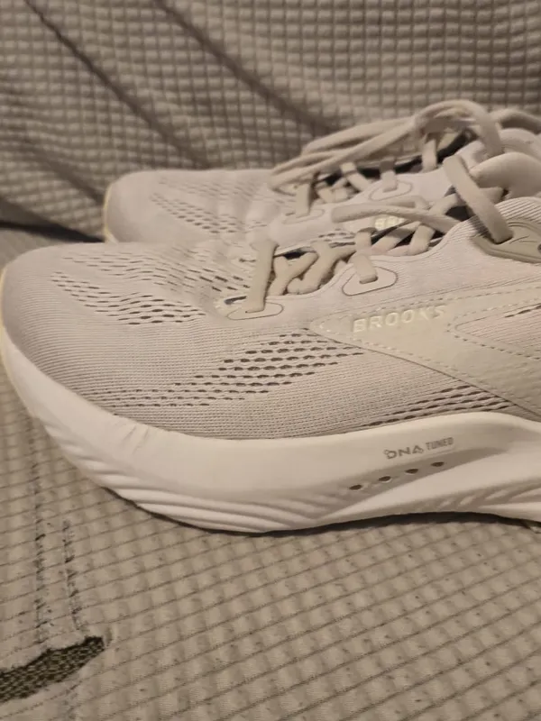 Brooks Women's Athletic Sneakers in Light Beige and Cream - Image 10