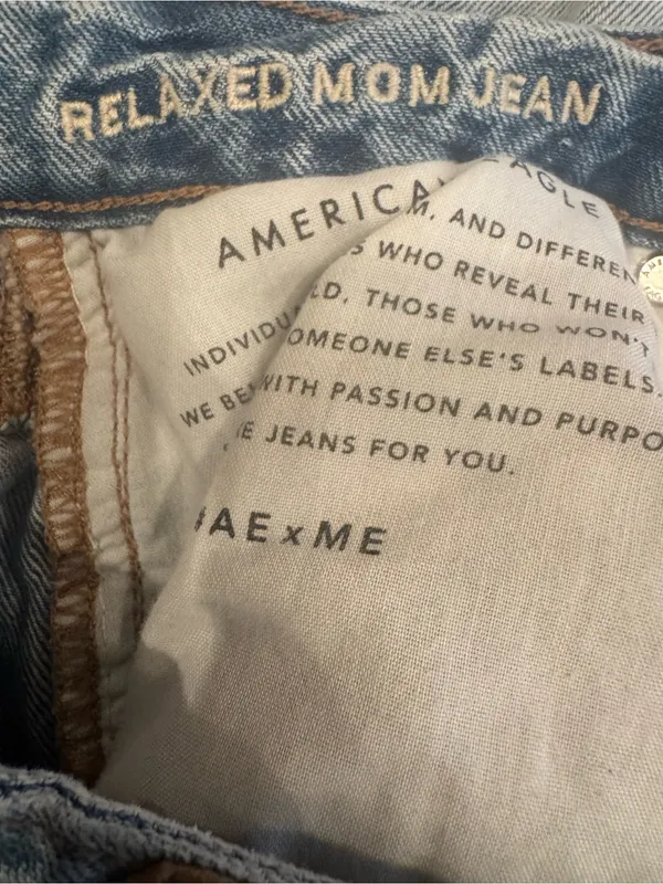 American Eagle Relaxed Mom Jeans – Size 2 Long, Light Wash - Image 4