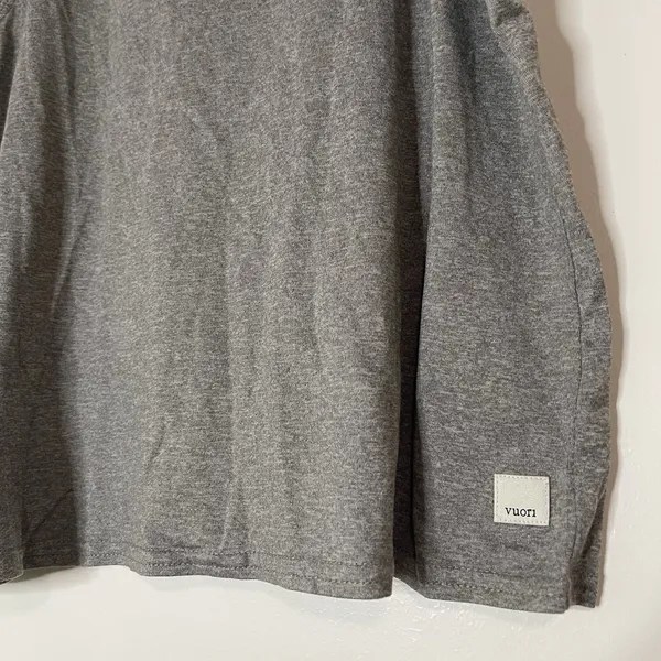 VUORI gray crew neck workout athletic tank top size SMALL - Image 2