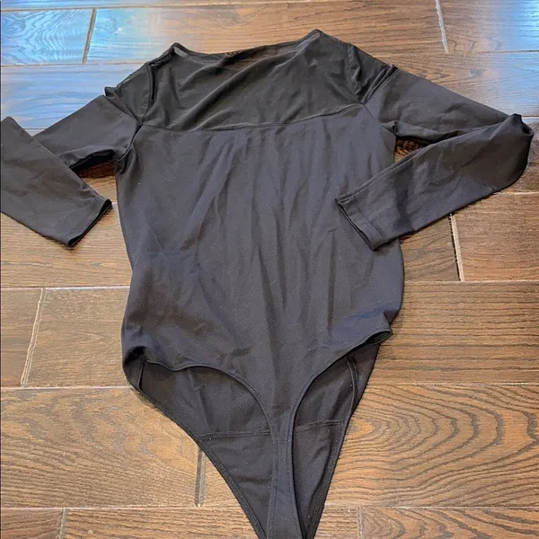 Abercrombie & Fitch Long Sleeve bodysuit Top size medium - Image 3