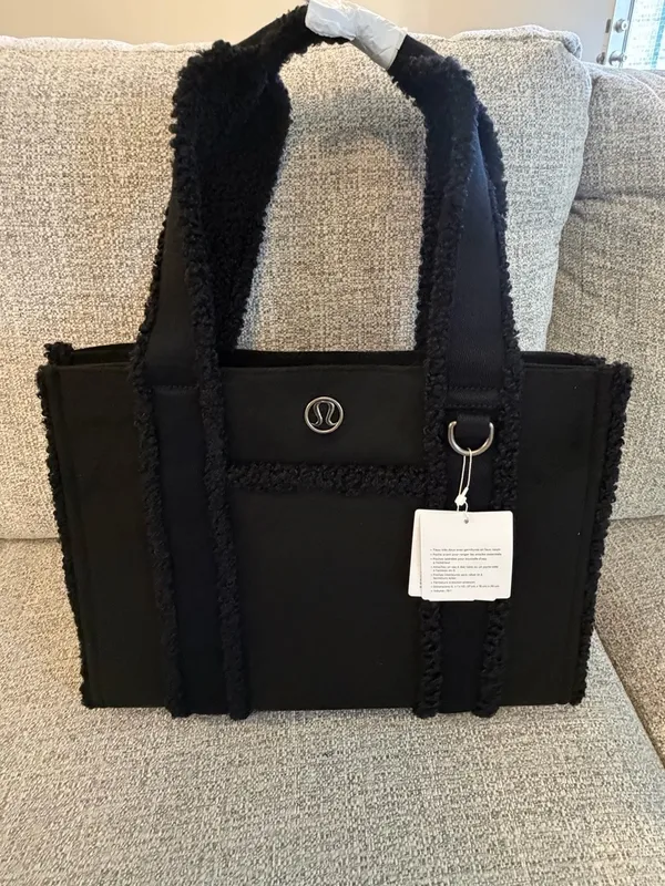 Lululemon Boxy Tote Bag 10L Faux Shearling Trims black sold out online NWT - Image 4