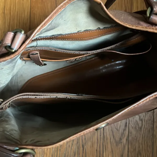 leather shoulder bag in brown. Definitely needs a good cleaning inside. - Image 3