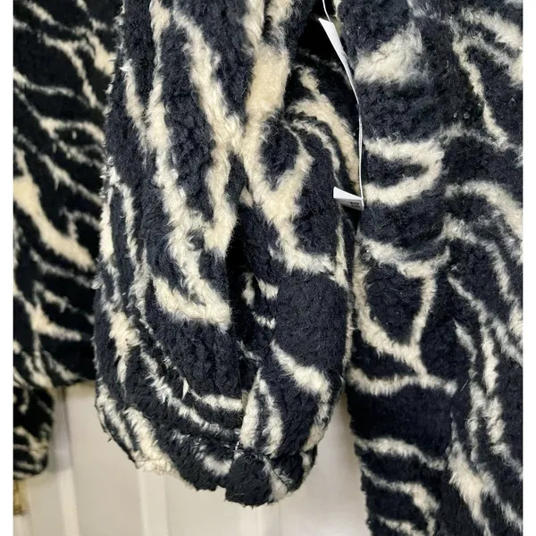 PacSun Zebra Print SzXL Cropped Sherpa Fleece Pullover – Black & Cream - Image 5