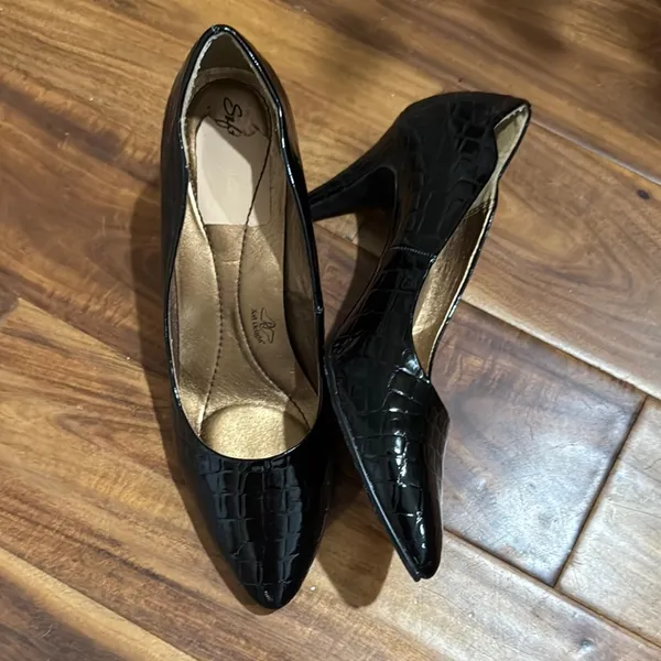 Life Stride Black Heels with Textured Design - Image 2