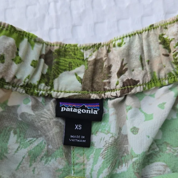 Patagonia Women's Green Floral Athletic Shorts - Image 2
