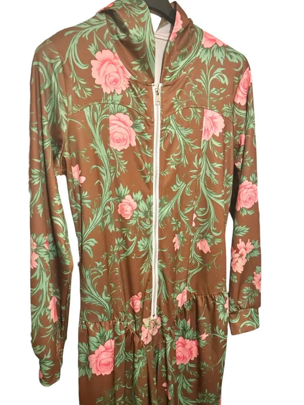 Boutique Scacto Brown w/Pink Roses Fitted LS Zip Dropped Waist Wide Leg Jumpsuit Hood XL - Image 3