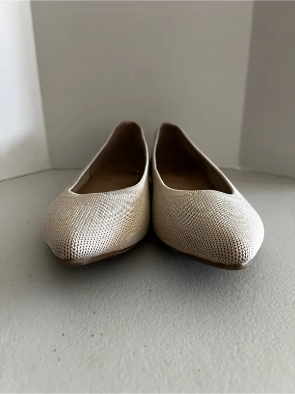 Old Navy Soft-Knit Pointed-Toe Ballet Flats Size 8 cream Beige Comfy Stretch - Image 2