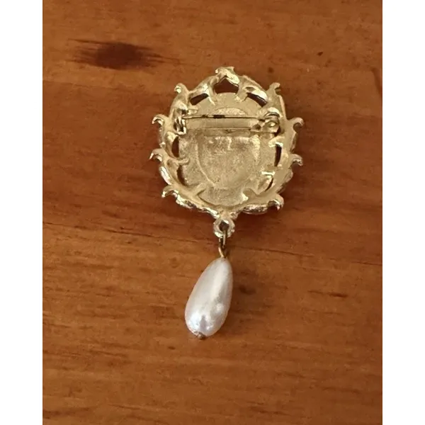 Vintage Victorian Revival Faux Onyx Pearl Drop Brooch Gold Tone Filigree Pin - Image 7
