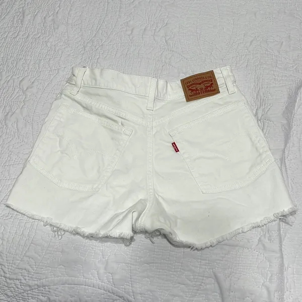 Levis High Rise White Shorts - Image 4