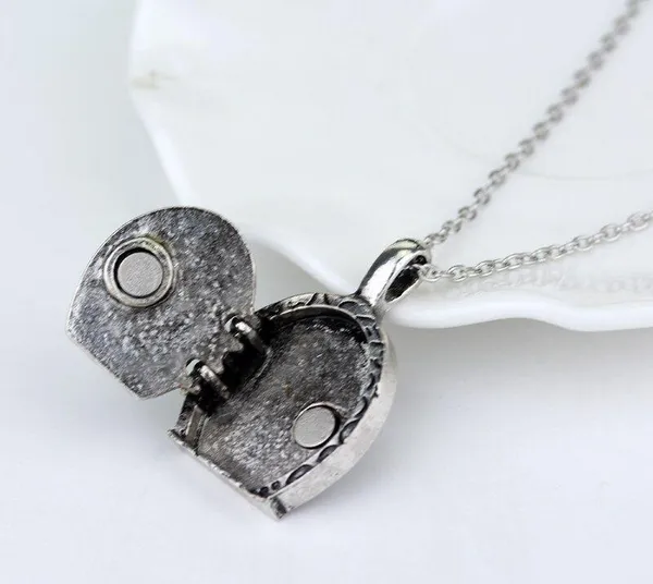 Silver Hobbit Hole, Lord of The Rings Pendant Locket Necklace - Green Door - Image 2