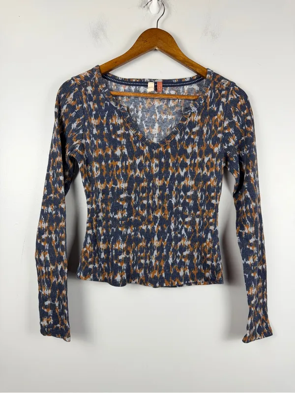 Anthropologie Pilcro notch neck waffle knit in blue orange print size small - Image 3
