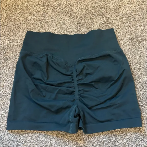 Seamless Scrunch Shorts Green - Image 3