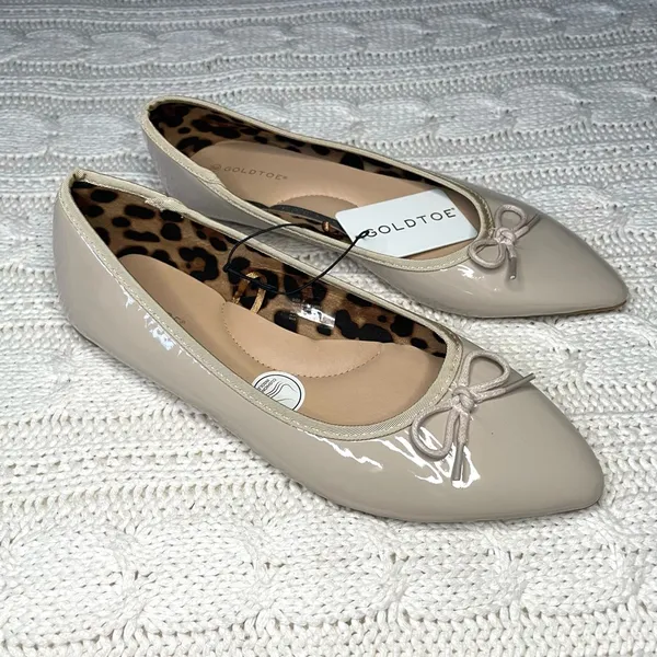 Gold Toe Womens Patent Ballet Flats with Bow and Leopard Lining in Nude - Image 3