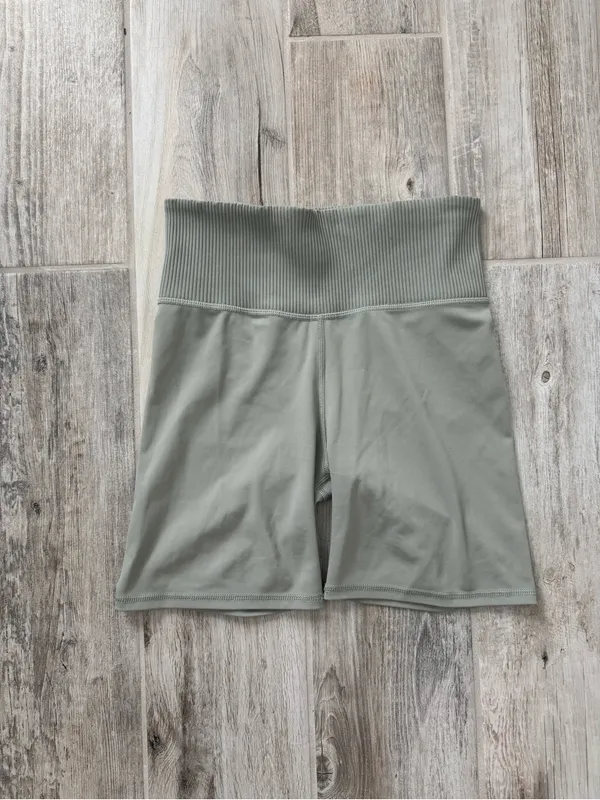 Vuori Women’s Rib Studio Bike Short High Waist Light Grey Size Small - Image 5
